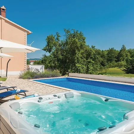 3 Bedroom Stunning In *