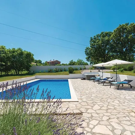 Vakantiehuis Amazing In With 3 Bedrooms, Jacuzzi&wifi Nedeščina